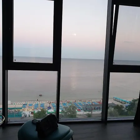 Premium Seaview Apartment: Beachfront Luxury In